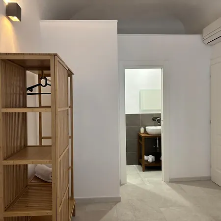 Homestay Historic Balcony & On Via Maqueda