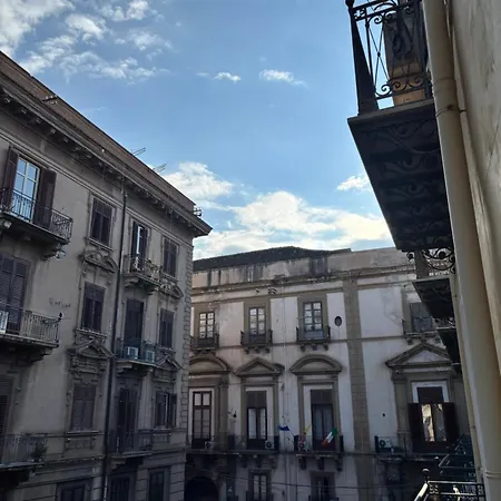 Homestay Historic Balcony & On Via Maqueda *