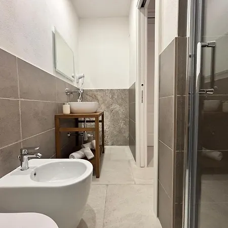 Historic Balcony & On Via Maqueda Homestay *