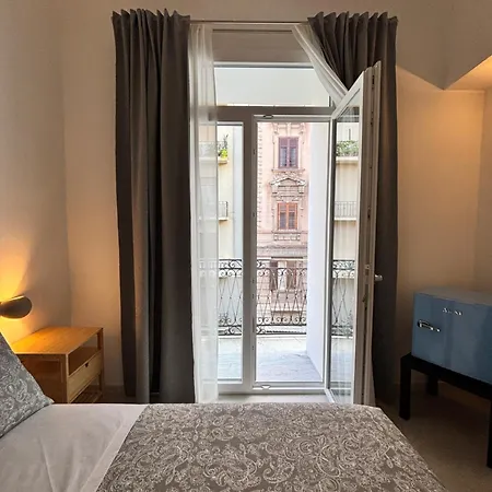 Historic Balcony & On Via Maqueda Homestay *