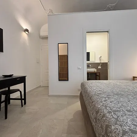 Homestay Historic Balcony & On Via Maqueda