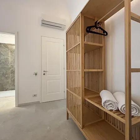 Homestay Historic Balcony & On Via Maqueda *