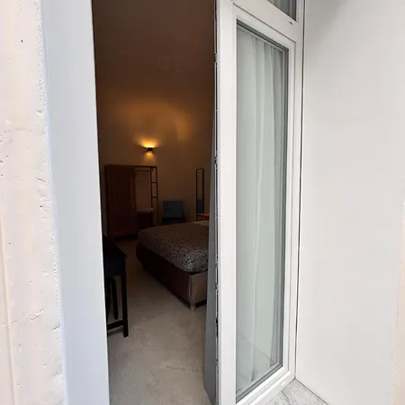 Historic Balcony & On Via Maqueda Homestay