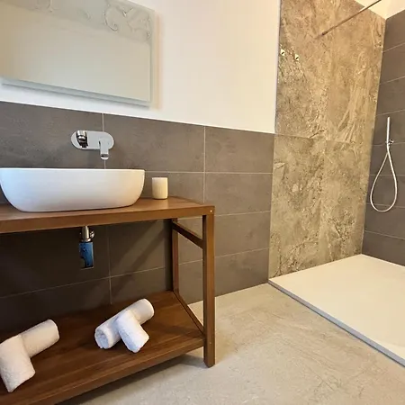 Homestay Historic Balcony & On Via Maqueda