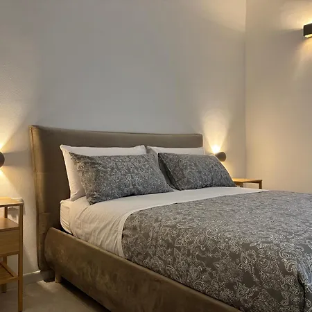 Historic Balcony & On Via Maqueda Homestay *