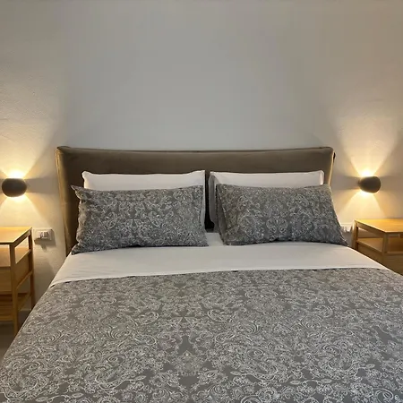 Historic Balcony & On Via Maqueda Homestay Palermo