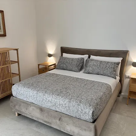 Historic Balcony & On Via Maqueda Homestay